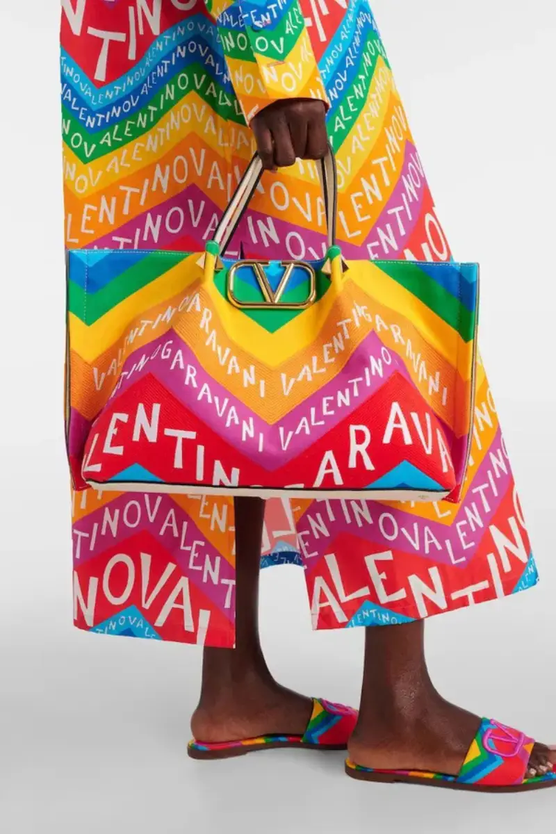 Valentino Garavani Sample Sale | Valentino Garavani Canvas Chevron24 Embroidered Vlogo Medium Escape Shopping Bag Multicolor - Bags | Designer outlet