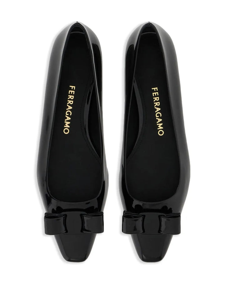 Ferragamo Vara Bow Ballerina Shoes in BLACK