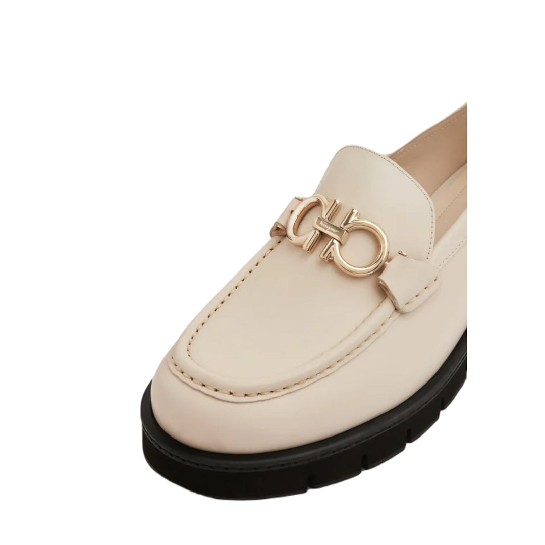 Mocasines para mujer Ferragamo Rolo Lug en color blanco roto