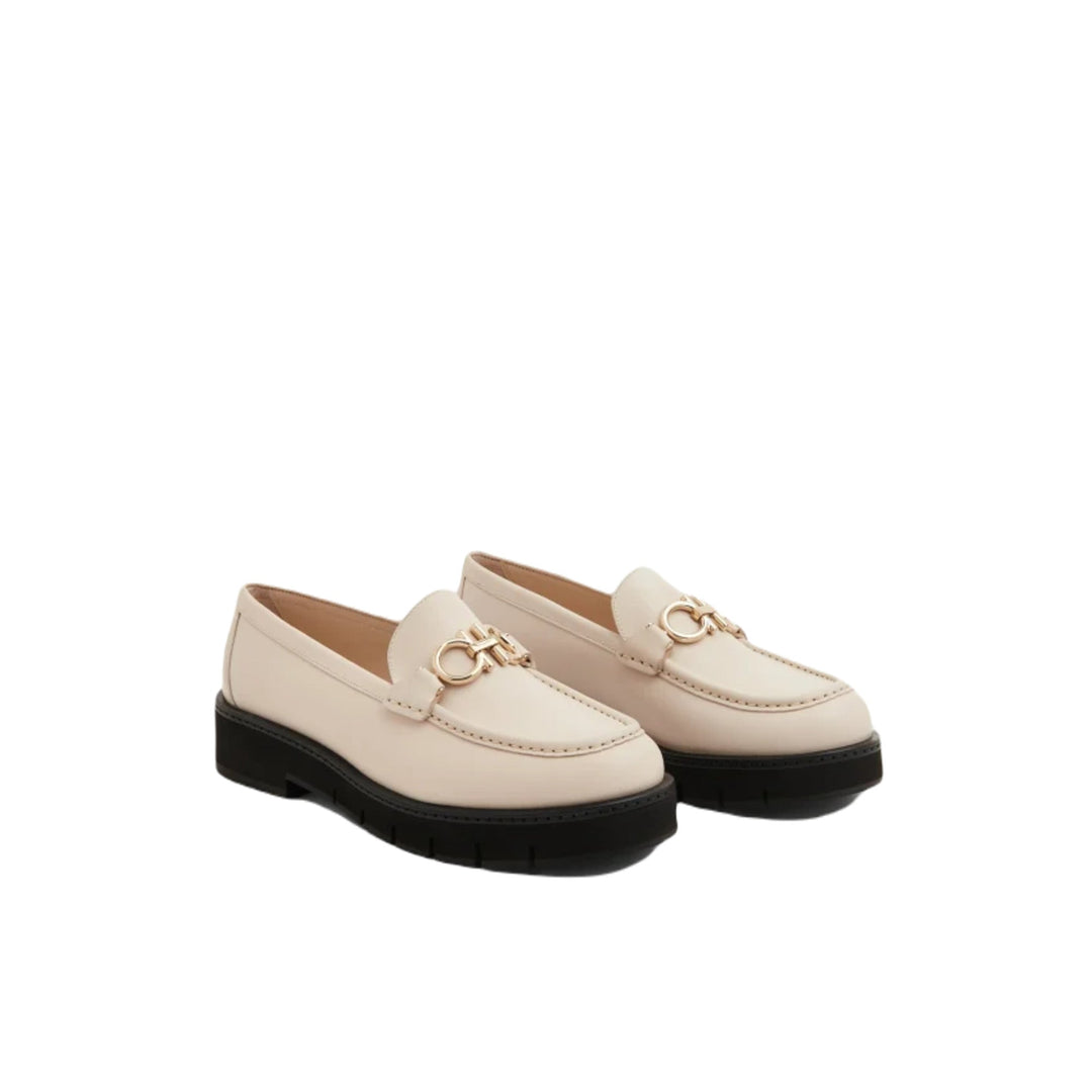 Mocasines para mujer Ferragamo Rolo Lug en color blanco roto