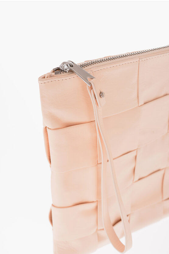 Clutch de piel con diseño trenzado de Bottega Veneta