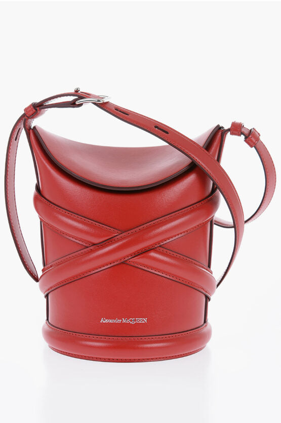 Bolso tipo cubo CURVE de Alexander McQueen con logotipo en relieve