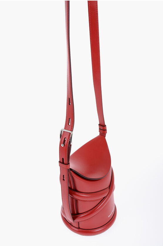 Bolso tipo cubo CURVE de Alexander McQueen con logotipo en relieve