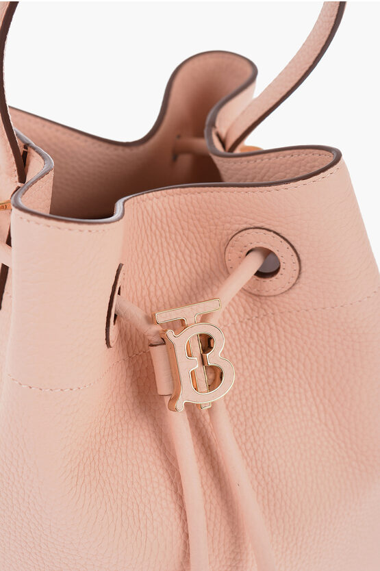 Bolso tipo cubo de piel granulada de Burberry con aplicación TB