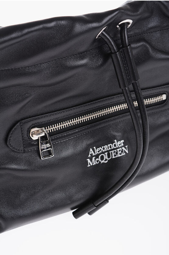 Bolso de hombro de piel con cadena plateada de Alexander McQueen